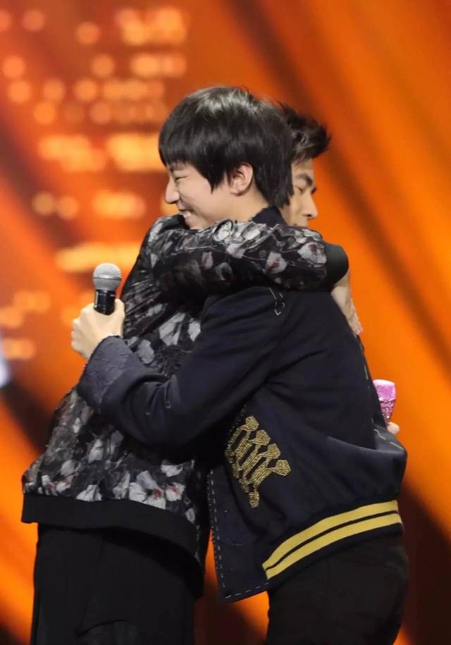 王俊凱最新巡演盛典，變化的力量，自信成就的光輝之旅