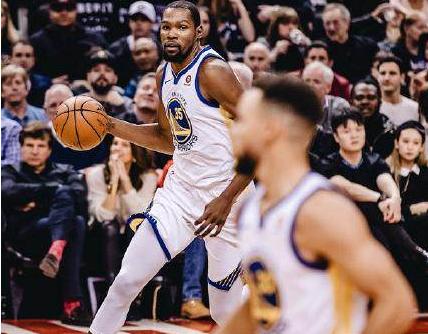 騎士勇士對決，熱血沸騰的賽場瞬間，精彩對決不容錯過！