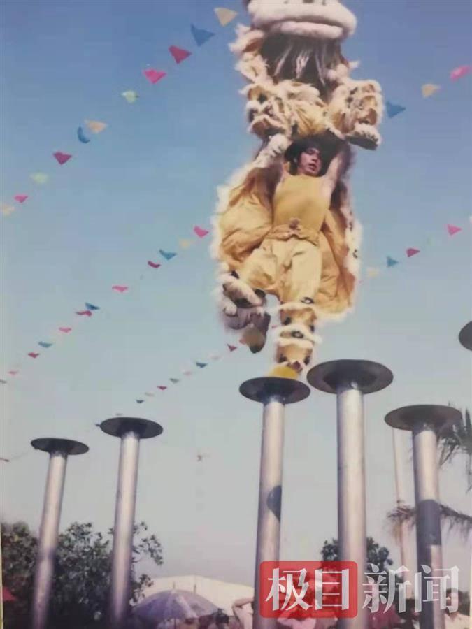 藤縣獅王比賽視頻，小巷深處的獨(dú)特魅力展現(xiàn)獅王風(fēng)采