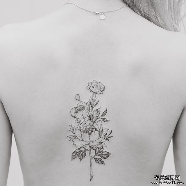 新款女性背部紋身花朵設(shè)計，友情與陪伴的溫馨篇章