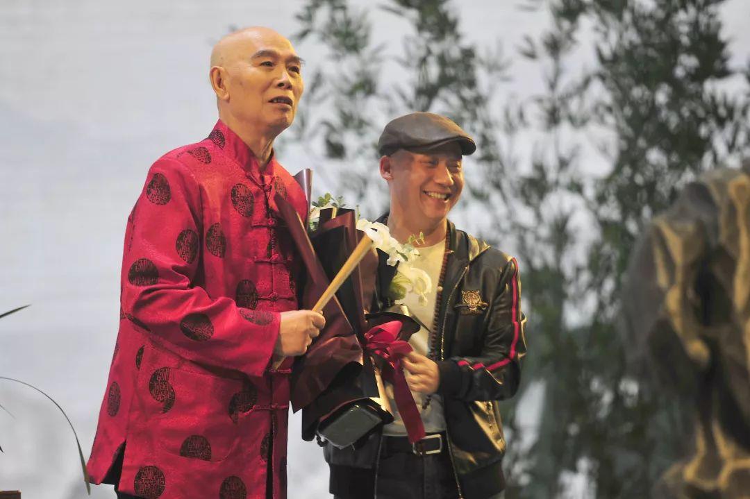 李伯清最新評(píng)書，鄰里溫情與友情的紐帶