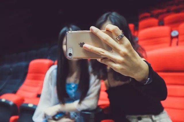 鏡頭下的自信與成長之旅，自拍電影的探索與歷程