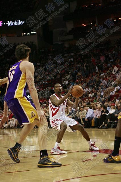 湖人火箭對決，愛與陪伴的賽場之夜