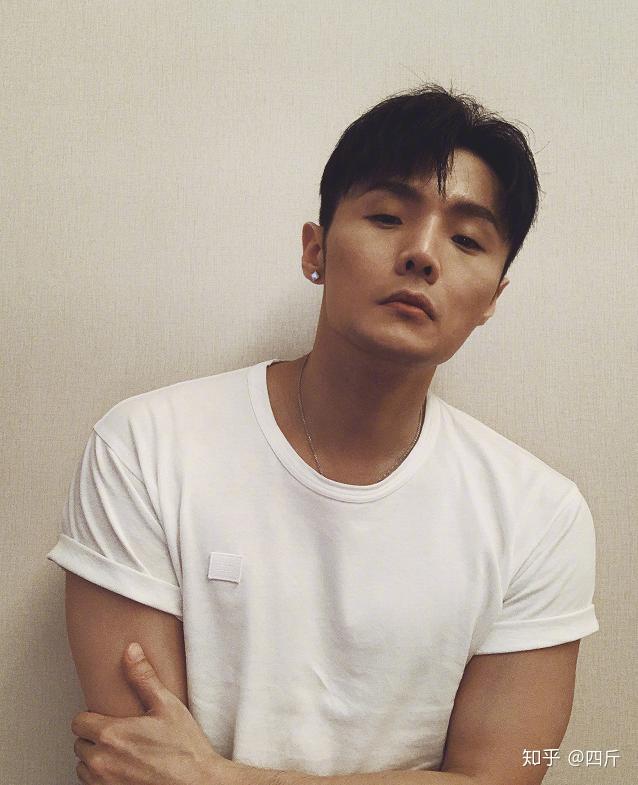 眼睛小的明星男，日常星光中的獨(dú)特魅力與溫馨故事