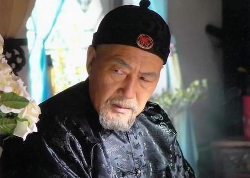 演員安靜,演員安靜，舞臺(tái)與鏡頭下的內(nèi)斂之力