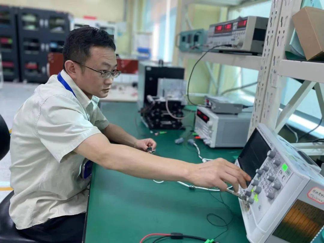 電子最新達(dá)人，時(shí)代的領(lǐng)跑者，引領(lǐng)潮流前沿！