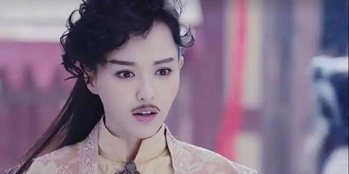 男扮女裝明星的力量，變化、自信與成就之路的探索