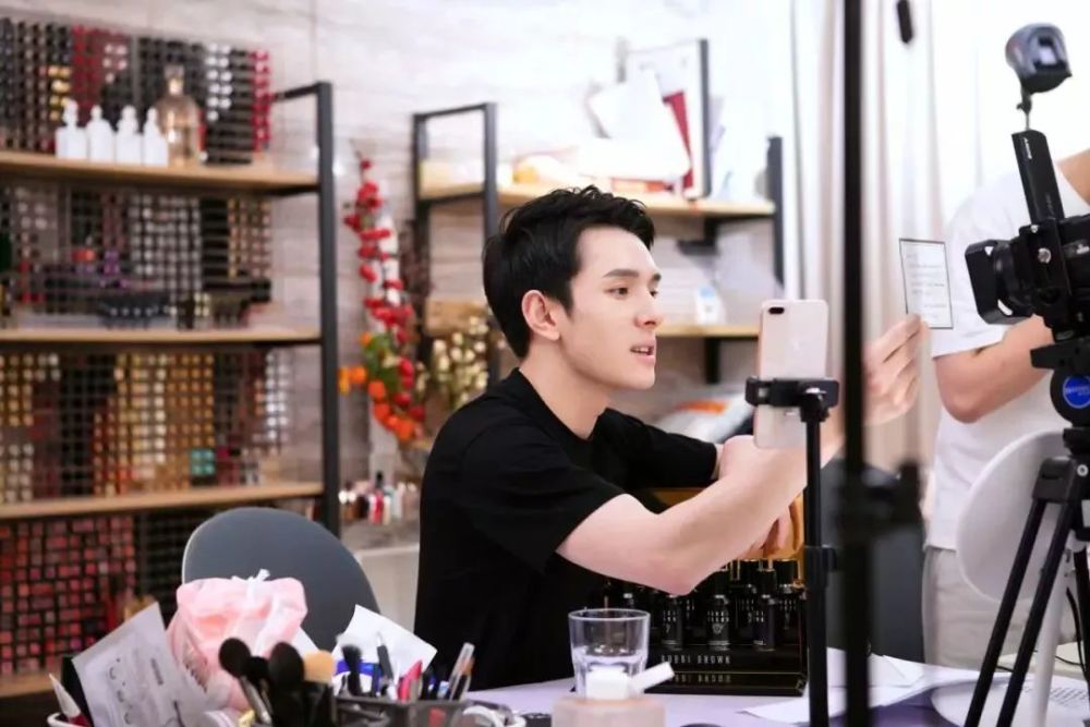 明星直播間高科技產(chǎn)品引領(lǐng)直播新紀(jì)元，科技改變生活，明星直播間震撼登場！