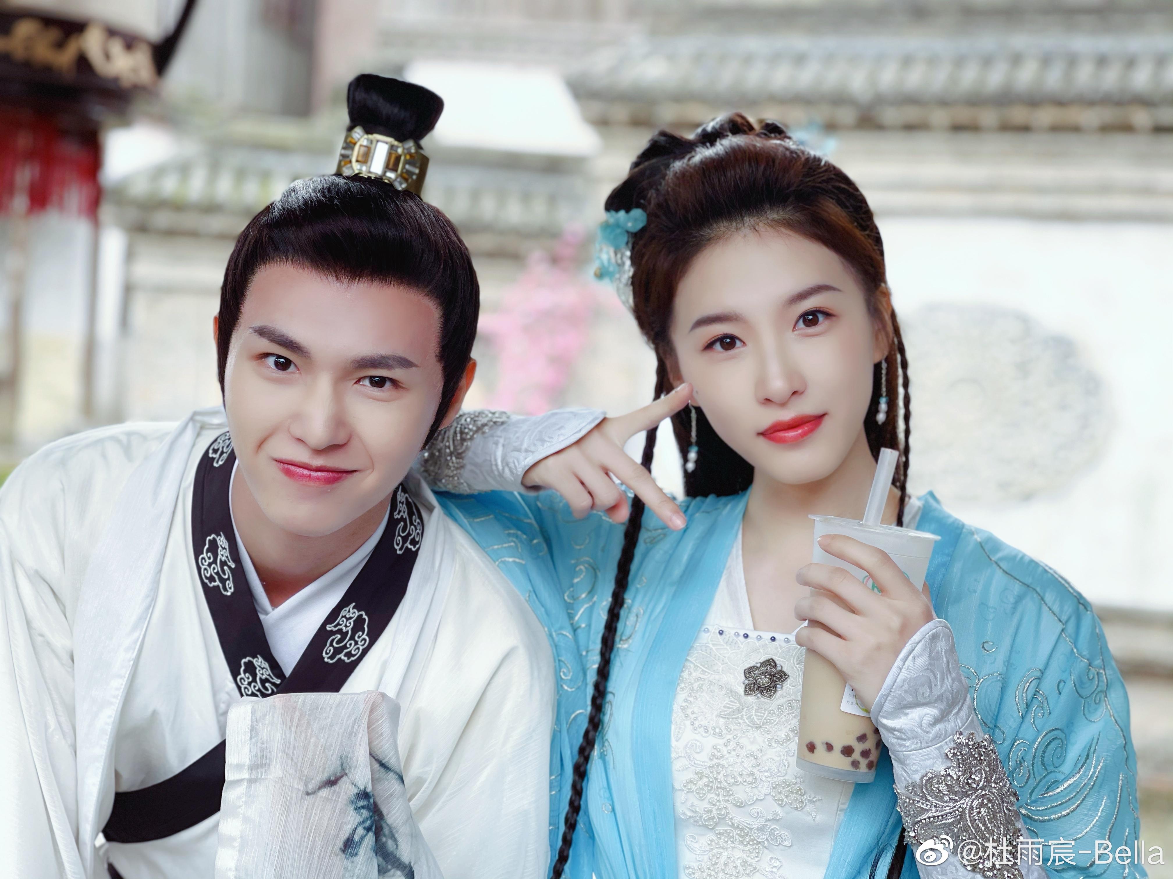 鄺露演員的成長(zhǎng)之路，變化中的學(xué)習(xí)，自信與成就的光芒