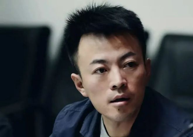 再演員探秘小巷深處的特色小店故事