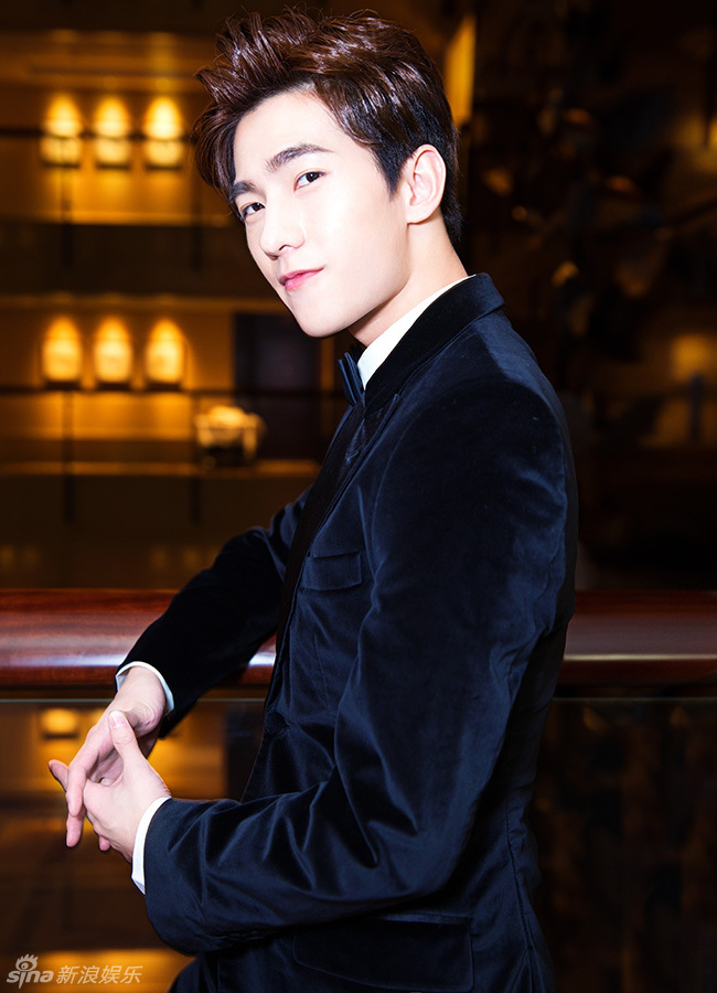 楊洋最新時尚寫真，時代之星光芒四溢