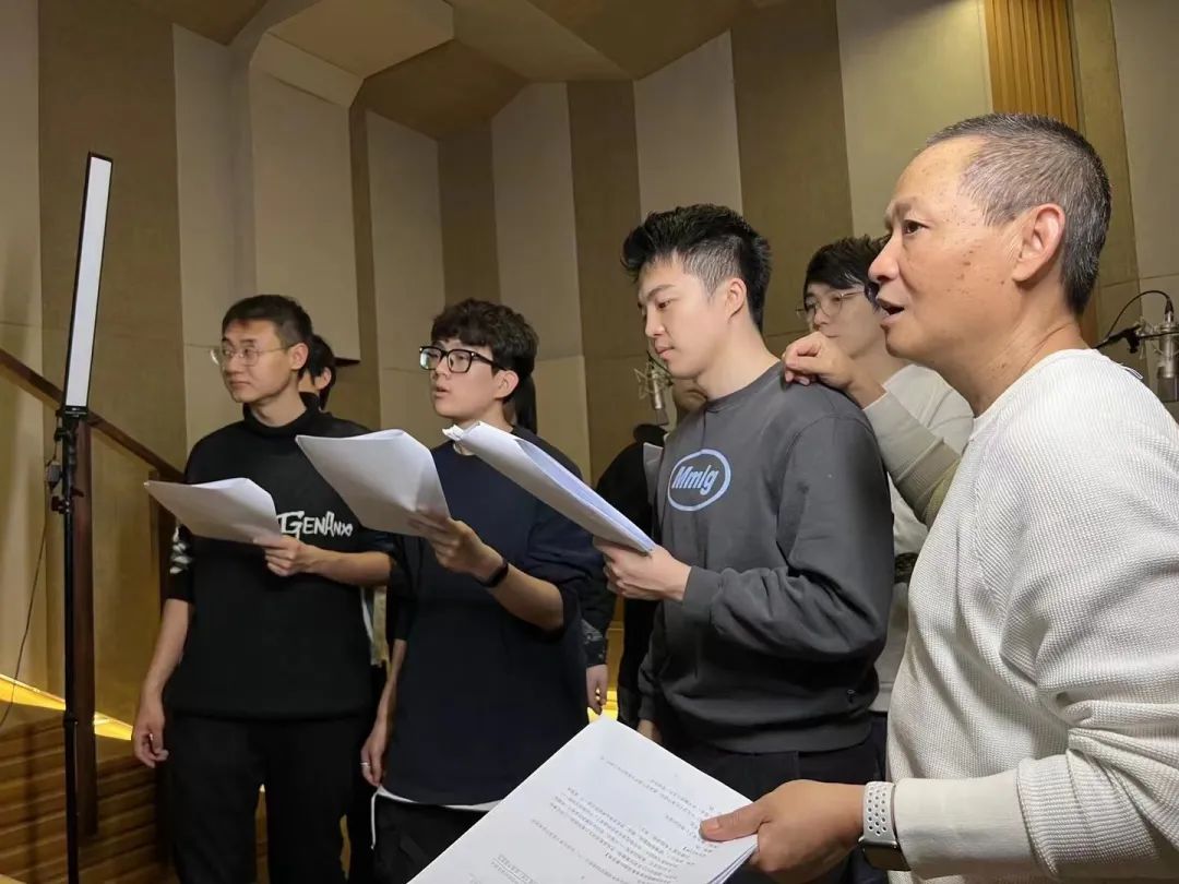 配音演員惠龍，小巷之聲魔法與美食秘境之旅