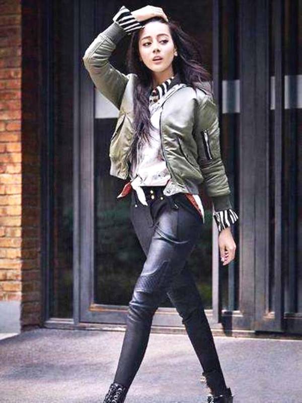 明星皮褲時尚，演繹潮流與展現(xiàn)個性風(fēng)采