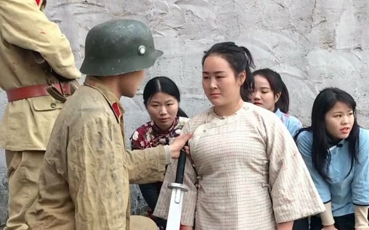 女演員遭遇群演搶劫卻意外星光閃耀，暖心日常與情感紐帶揭秘