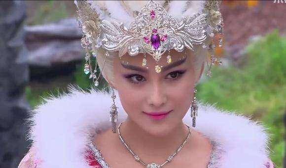 蘇妲己演員與神秘小巷特色小店的邂逅