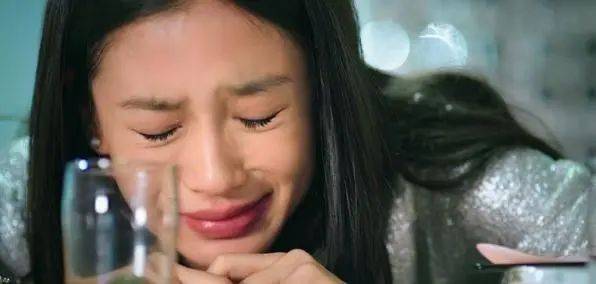 演員楊瑩，小巷深處的魅力與美食探索