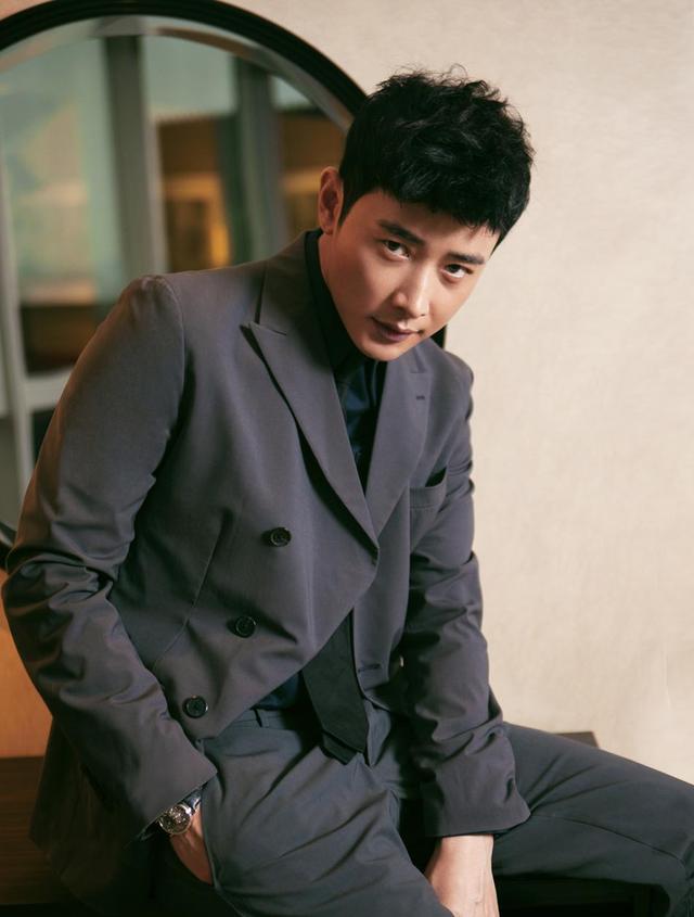 羅晉近期陽(yáng)光帥氣照片展現(xiàn)魅力四溢的演員風(fēng)采