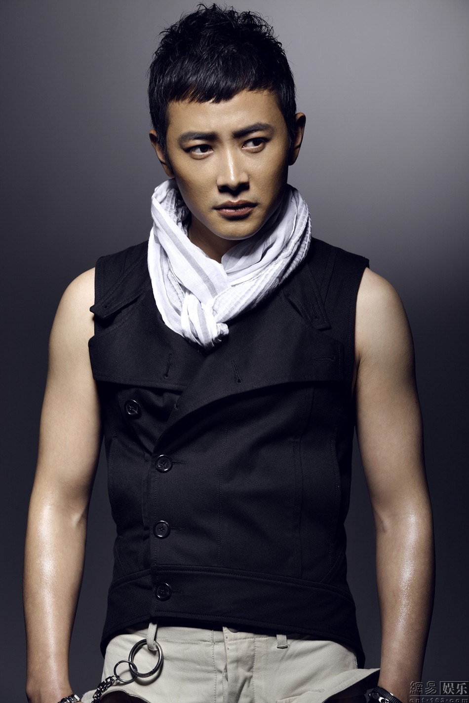 羅晉近期陽(yáng)光帥氣照片展現(xiàn)魅力四溢的演員風(fēng)采