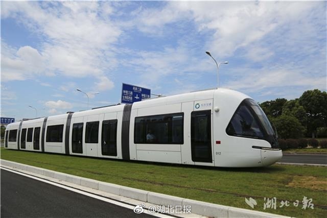 光谷有軌電車最新進(jìn)展，電車上的家庭溫馨之旅與友情交織的旅程