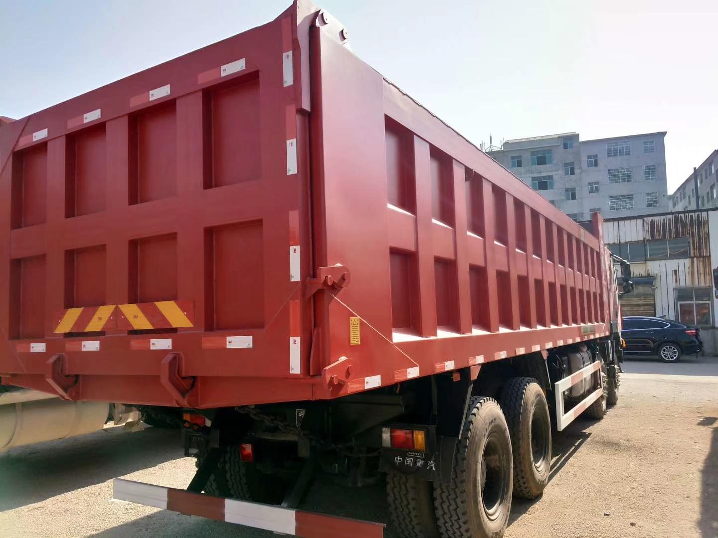 紅巖杰獅自卸車最新款390，重載運輸?shù)膹?qiáng)者，展現(xiàn)新姿態(tài)