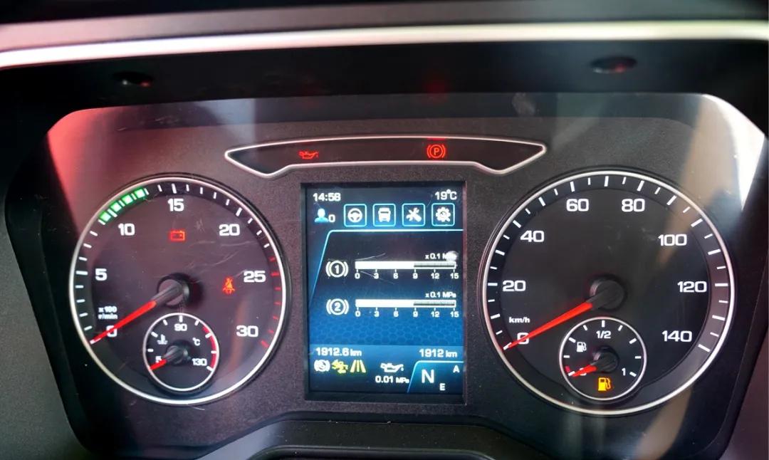 解放J7最新款試駕，駕馭變化，自信馳騁之路