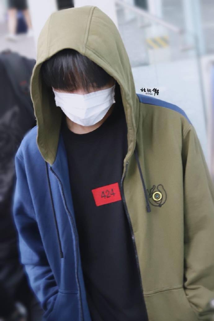 易烊千璽機場最新圖片，科技魅力與時尚前沿的完美結合展示