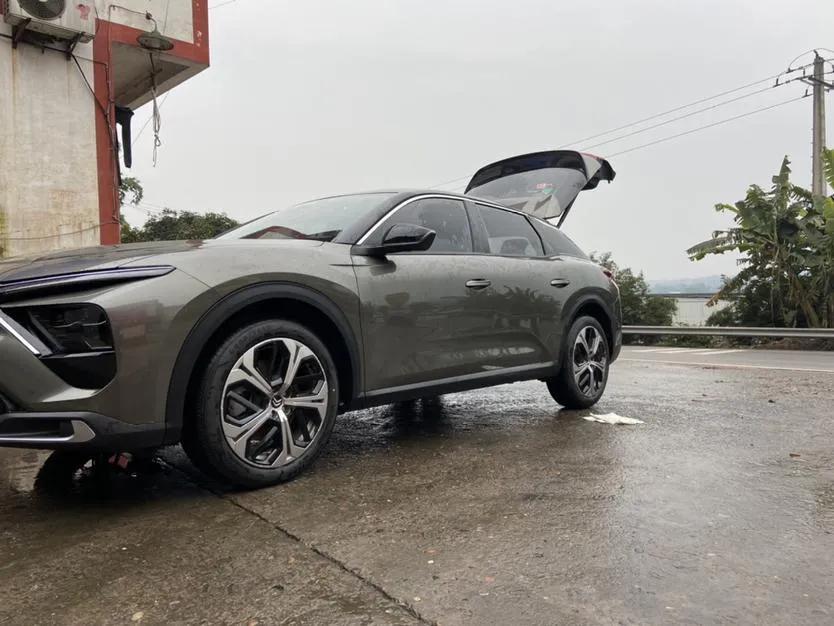 探索雪鐵龍魅力，小巷中的最新寶藏