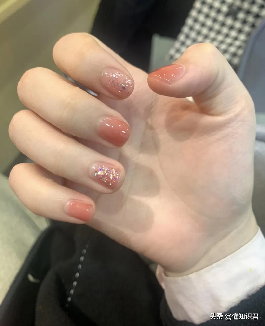 最新美甲款式圖片及其背后的溫馨故事介紹