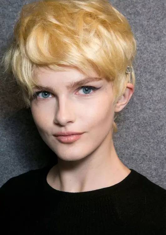 拉文最新發(fā)型，變化的力量，展現(xiàn)自信與成就感的源泉