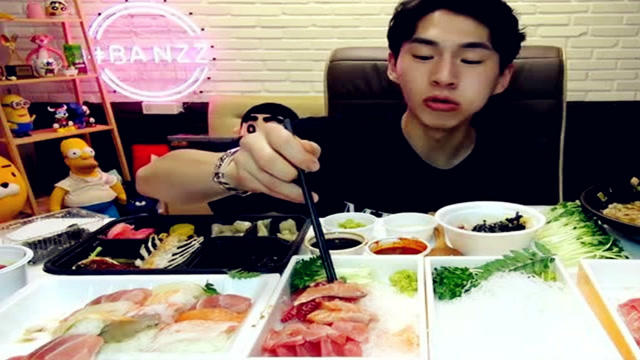 奔馳小哥最新吃播探索自然美景，尋找內(nèi)心平靜之旅