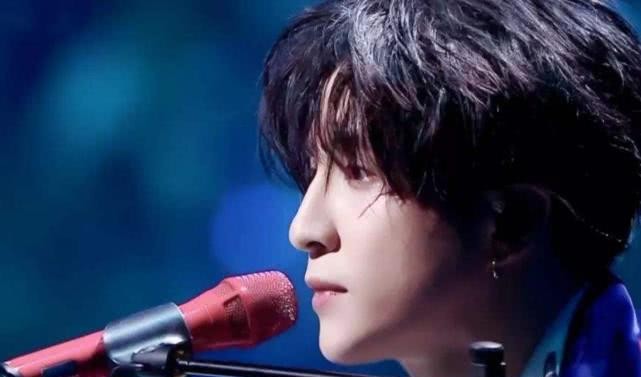 薛之謙最新圖片展現(xiàn)勵(lì)志之旅，變化、自信與成就感的閃耀之旅