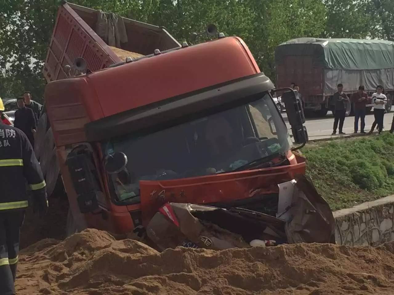 信陽(yáng)312國(guó)道車(chē)禍?zhǔn)录疃确治雠c最新報(bào)道