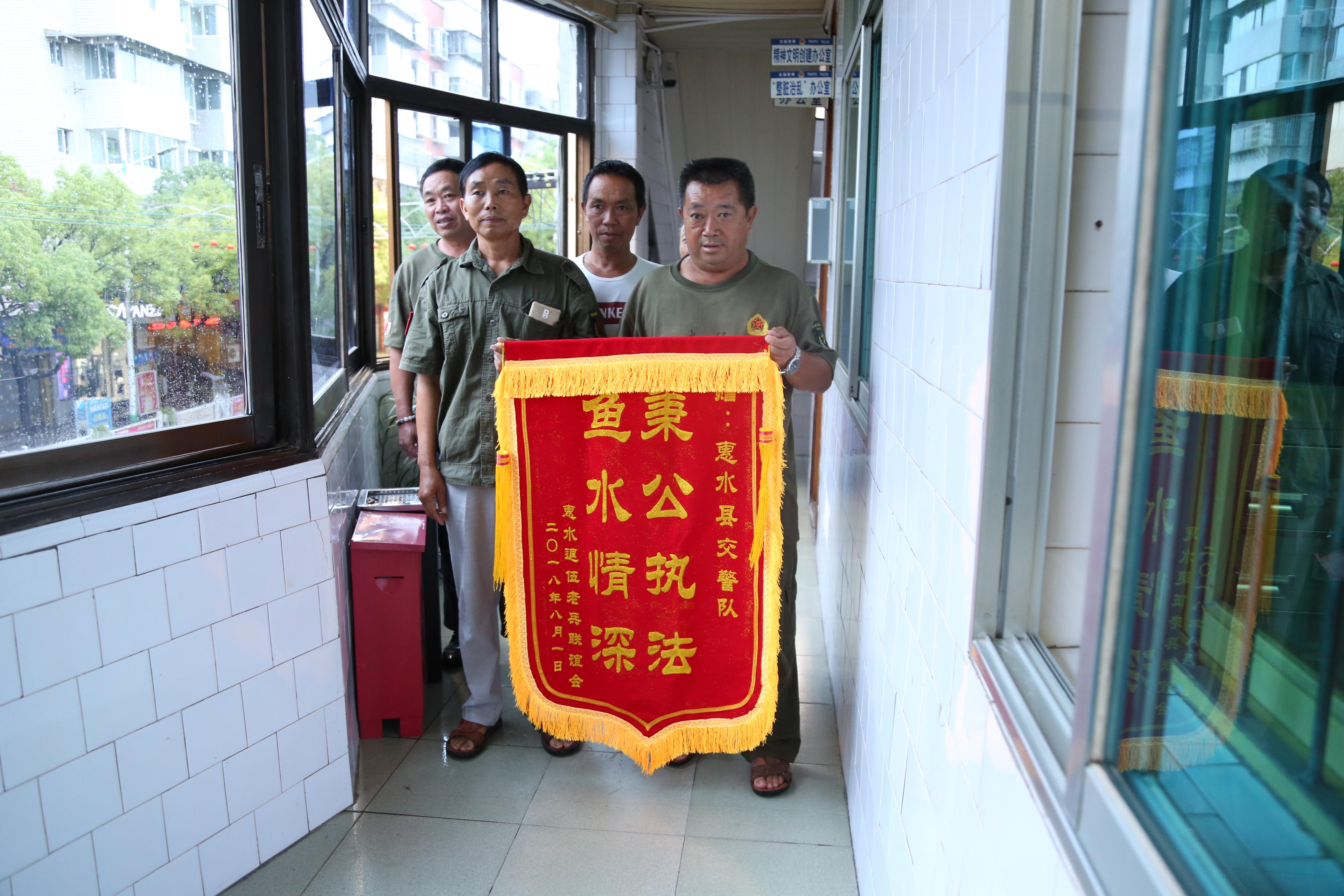 交警心靈守護(hù)者，自然對話與護(hù)航之旅的私密對話贈錦旗用語