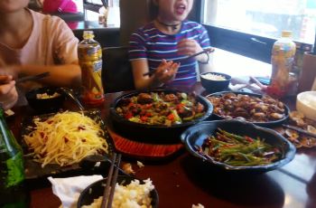 最新石鍋菜主題餐廳，勵志美食盛宴，融合自信、成就與味蕾享受